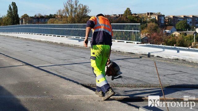 У Бердичеві продовжують реконструювати шляхопровід через залізничні колії. ФОТО