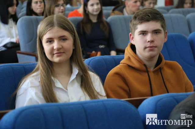 У міськраді вручили стипендії мера 53 житомирським учням. ФОТО