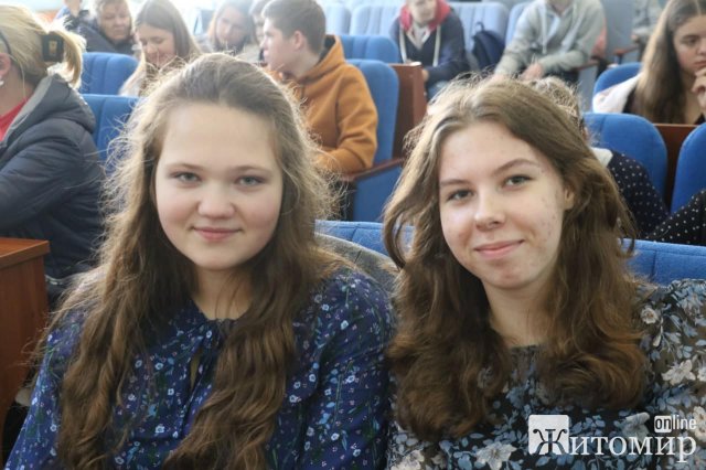 У міськраді вручили стипендії мера 53 житомирським учням. ФОТО