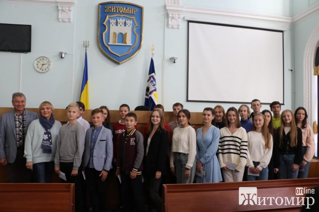 У міськраді вручили стипендії мера 53 житомирським учням. ФОТО