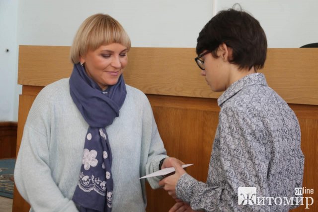 У міськраді вручили стипендії мера 53 житомирським учням. ФОТО