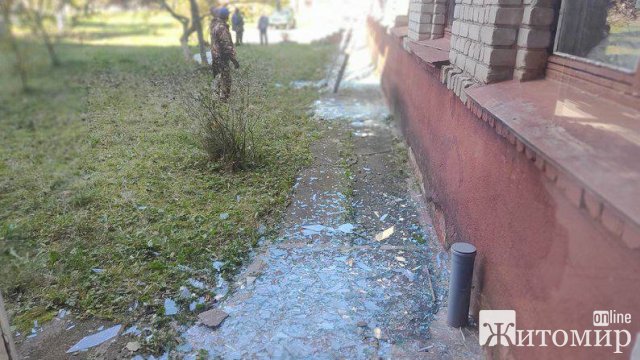 У Житомирі вибуховою хвилею пошкодило будівлю однієї зі шкіл. ФОТО