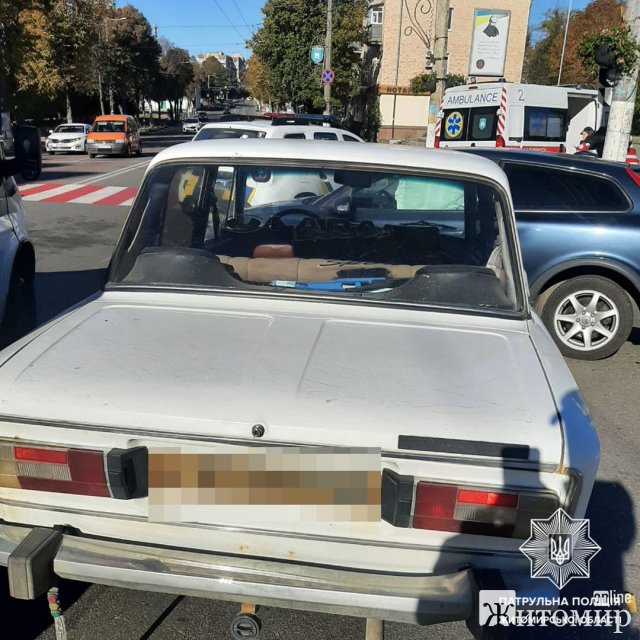 На перехресті в Житомирі зіштовхнулись ВАЗ та Volvo, є потерпілий. ФОТО