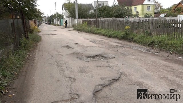 Житомиряни скаржаться на розбиту дорогу у провулку Селецькому. ФОТО