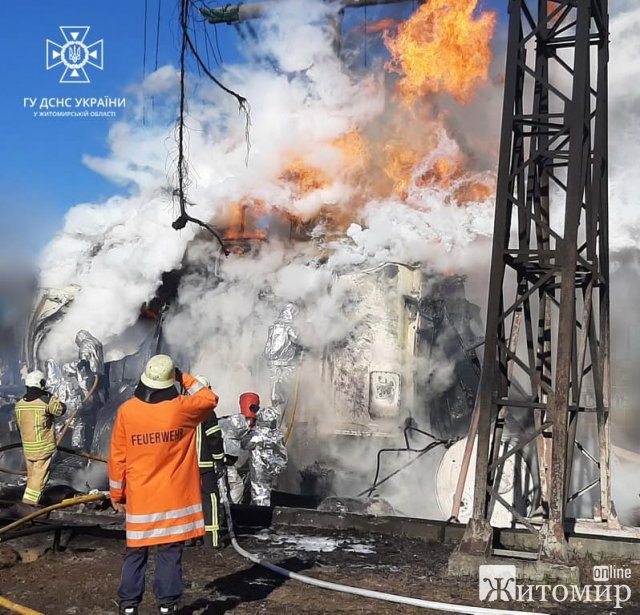 Рятувальники показали, як гасили пожежу після ракетного удару по Житомиру. ФОТО
