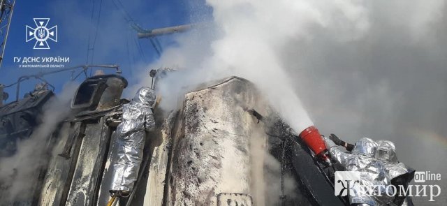 Рятувальники показали, як гасили пожежу після ракетного удару по Житомиру. ФОТО