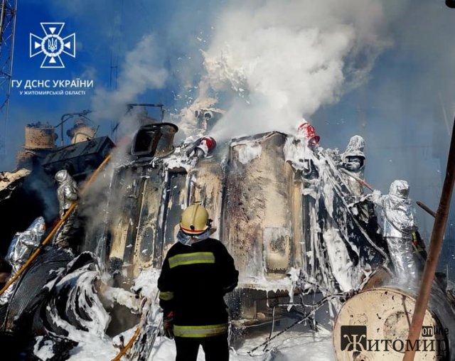 Рятувальники показали, як гасили пожежу після ракетного удару по Житомиру. ФОТО