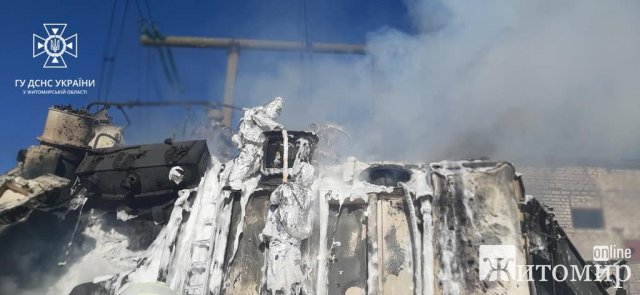 Рятувальники показали, як гасили пожежу після ракетного удару по Житомиру. ФОТО