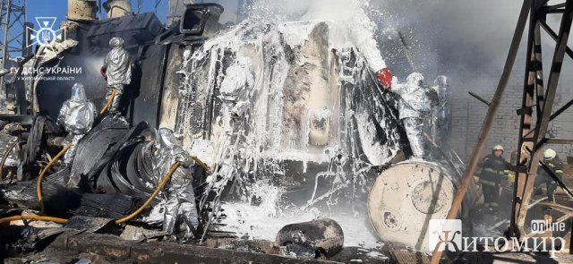 Рятувальники показали, як гасили пожежу після ракетного удару по Житомиру. ФОТО