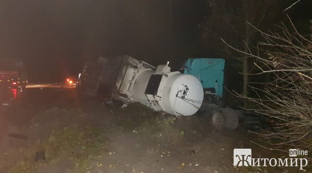 У Коростенському районі загинув водій мікроавтобуса під час зіткнення з вантажівкою. ФОТО