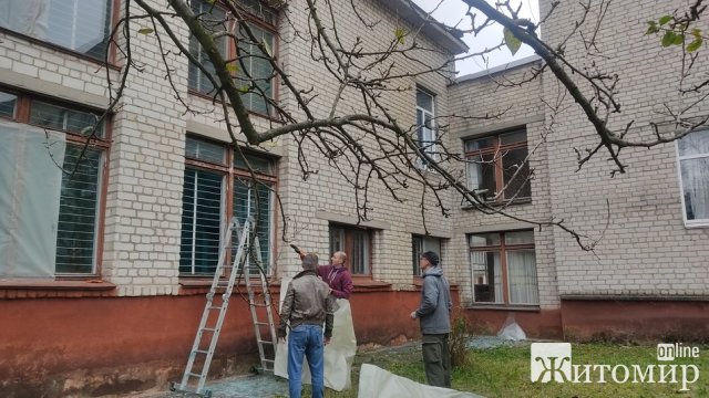 У Житомирі ракетний удар знову пошкодив будівлю однієї зі шкіл. ФОТО