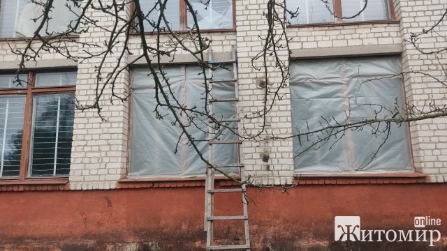 У Житомирі ракетний удар знову пошкодив будівлю однієї зі шкіл. ФОТО