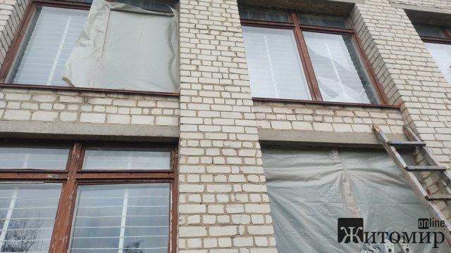 У Житомирі ракетний удар знову пошкодив будівлю однієї зі шкіл. ФОТО