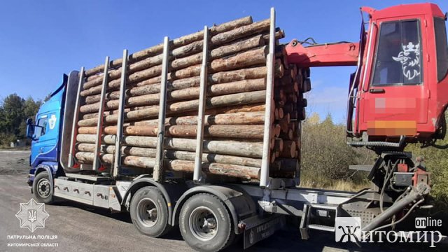 У Коростенському районі патрульні зупиняли вантажівки, водії яких перевозили лісопродукцію без відповідних документів. ФОТО