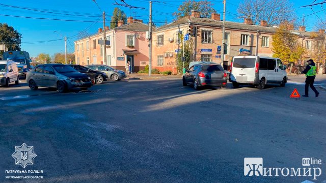 На перехресті Грушевського та Перемоги в Житомирі зіштовхнулись автомобілі. ФОТО
