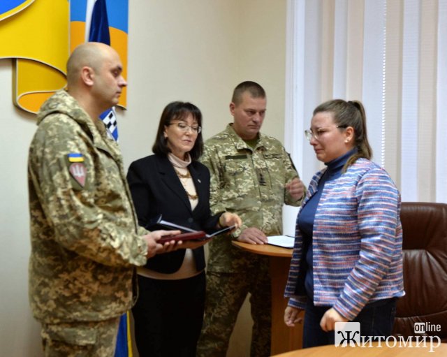 У Житомирській міськраді рідним загиблих захисників вручили державні нагороди. ФОТО