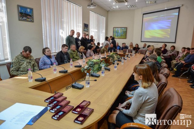 У Житомирській міськраді рідним загиблих захисників вручили державні нагороди. ФОТО