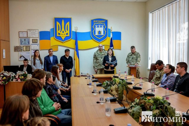 У Житомирській міськраді рідним загиблих захисників вручили державні нагороди. ФОТО