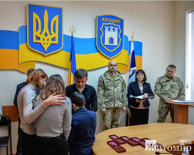 У Житомирській міськраді рідним загиблих захисників вручили державні нагороди. ФОТО
