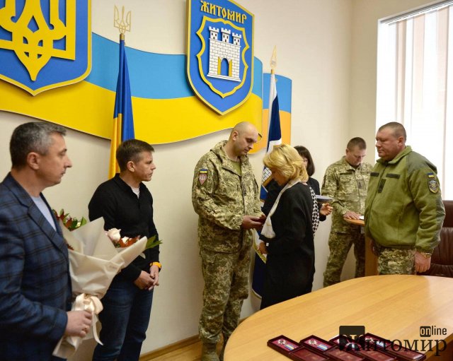 У Житомирській міськраді рідним загиблих захисників вручили державні нагороди. ФОТО