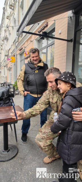 Співак Микола Сєрга у Житомирі на Михайлівській. ФОТО