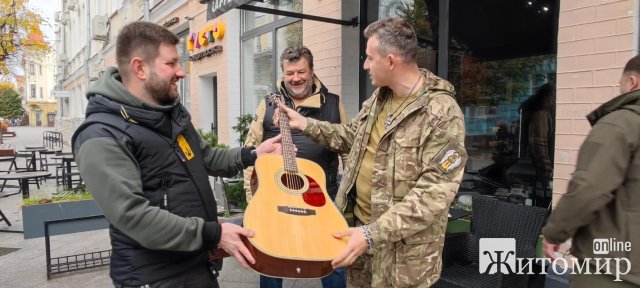 Співак Микола Сєрга у Житомирі на Михайлівській. ФОТО