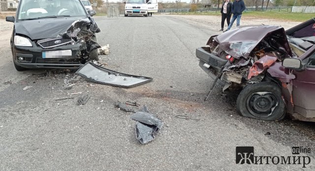 У селі на Житомирщині ВАЗ виїхав на зустрічну смугу та зіткнувся з Ford, травмувався водій. ФОТО