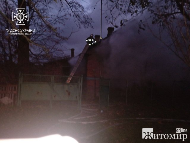 У Бердичеві та селі Коростенського району рятувальники гасили пожежі у будинках. ФОТО