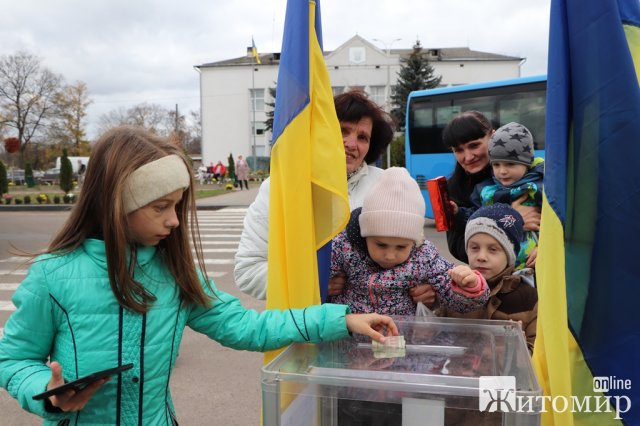 У місті на півночі Житомирщини провели благодійний ярмарок на підтримку ЗСУ. ФОТО