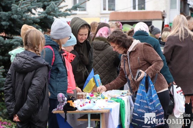 У місті на півночі Житомирщини провели благодійний ярмарок на підтримку ЗСУ. ФОТО