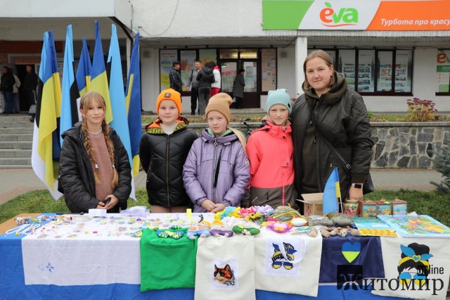 У місті на півночі Житомирщини провели благодійний ярмарок на підтримку ЗСУ. ФОТО