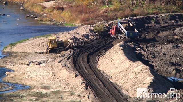 Екологи вважають незаконним спуск греблі на річці Тетерів у Житомирі та вирубку 161 дерева на березі. ФОТО