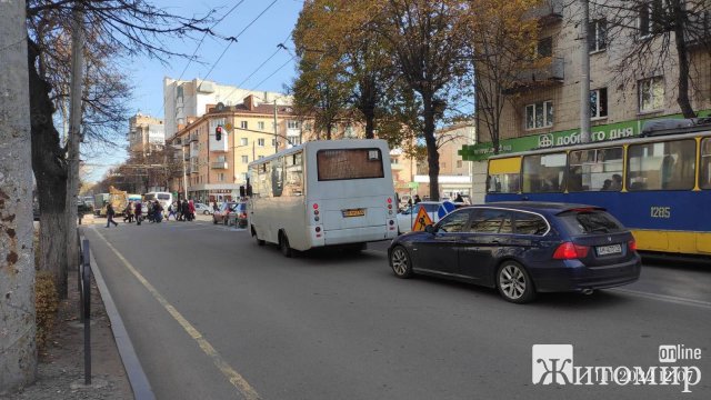 У Житомирі через ремонт ділянки дороги по Київській - ускладнений рух транспорту, поліції немає. ФОТО