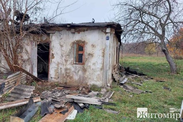 У Бердичеві під час гасіння пожежі рятувальники виявили біля вхідних дверей будинку чоловіка. ФОТО