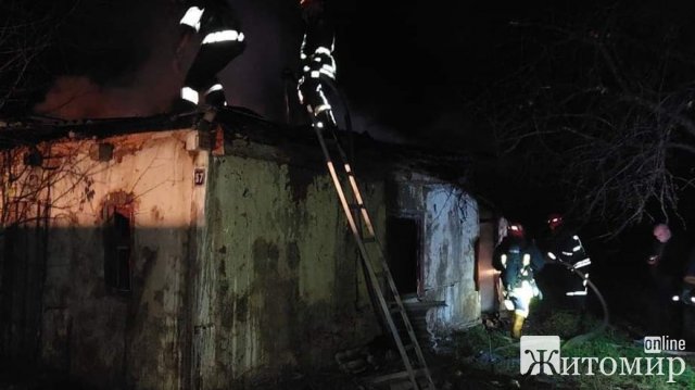 У Бердичеві під час гасіння пожежі рятувальники виявили біля вхідних дверей будинку чоловіка. ФОТО