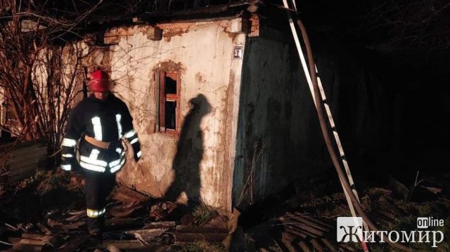 У Бердичеві під час гасіння пожежі рятувальники виявили біля вхідних дверей будинку чоловіка. ФОТО