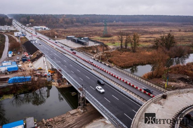 Зруйнований окупантами міст на автодорозі Житомир-Київ - відбудували. ФОТО