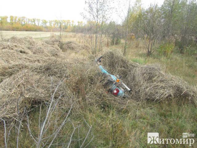 Житель Житомирської області з 15-річним спільником викрали два мотоцикли із чужого дачі та заховали в сіні. ФОТО