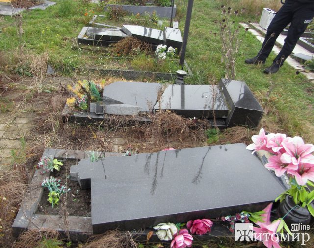 На Житомирщині чоловік пошкодив на місцевому цвинтарі близько 10 надгробків. ФОТО