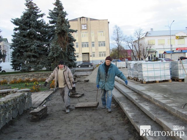 Як відновлюють Малин після авіаударів. ФОТО