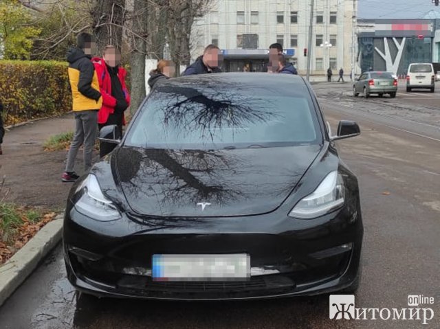 У центрі Житомира поліцейські затримали водія Tesla, якого підозрюють у переправленні за кордон військовозобов