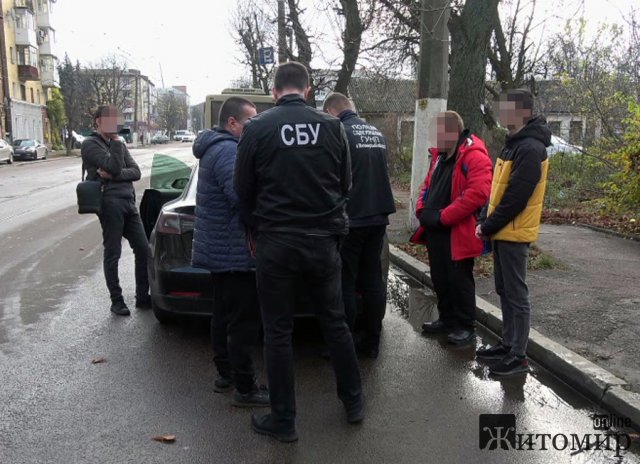У центрі Житомира поліцейські затримали водія Tesla, якого підозрюють у переправленні за кордон військовозобов