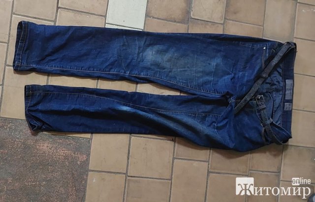 У лісі на Житомирщині знайшли тіло чоловіка, поліція просить допомогти встановити особу. ФОТО