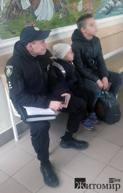 У Житомирі ювенали вилучили з родини двох дітей після того, як вони заночували у нежитловій будівлі. ФОТО