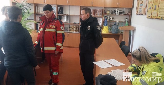 У Житомирі ювенали вилучили з родини двох дітей після того, як вони заночували у нежитловій будівлі. ФОТО