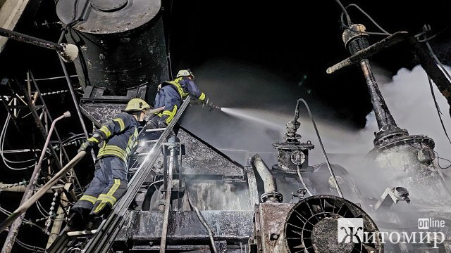 Як рятувальники Житомирської області гасили пожежі на місці потрапляння ракет. ФОТО