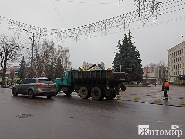 У Житомирі комунальники почали прибирати протитанкові конструкції. ФОТО