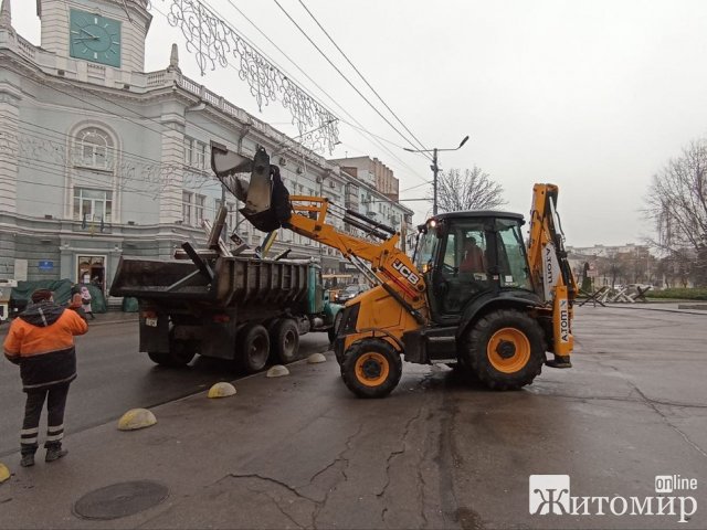 У Житомирі комунальники почали прибирати протитанкові конструкції. ФОТО