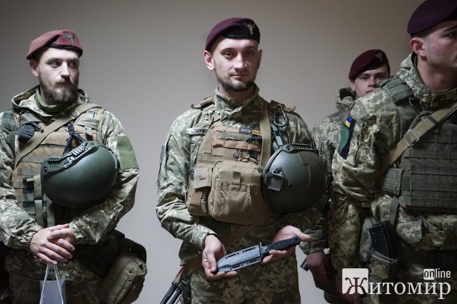Військові житомирської 95-ки урочисто отримали відзнаки Міністерства оборони. ФОТО