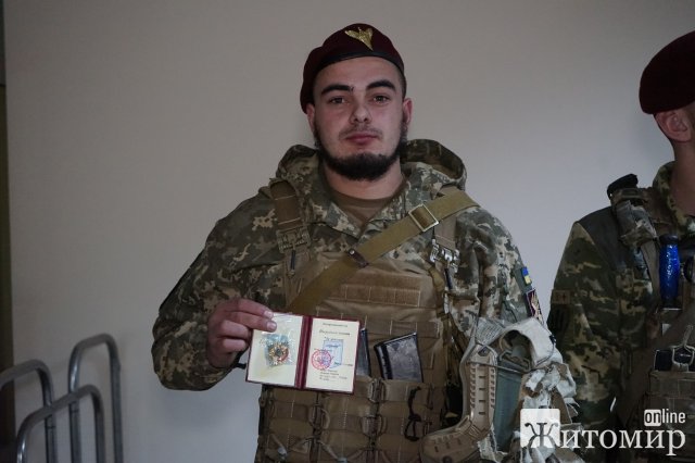 Військові житомирської 95-ки урочисто отримали відзнаки Міністерства оборони. ФОТО